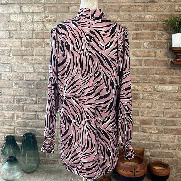 Unique tunic ! Can be worn as a mini dress or with leggings.  Sz XL but fits L - Picture 5 of 5